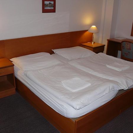 Cmc Residence & Conference Inn Čelákovice エクステリア 写真